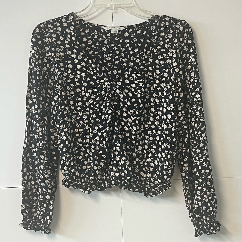 Women’s American Eagle Black V-Neck Cropped Floral Ruffle Top. Size XS/TP/EXCH.